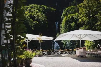 Ein Garten an der Unterkunft Grandhotel Giessbach
