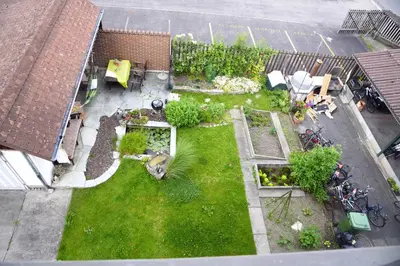 Ein Garten an der Unterkunft New West Station