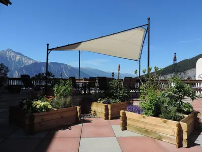 Ein allgemeiner Bergblick oder ein Berglick von des Bed & Breakfasts aus