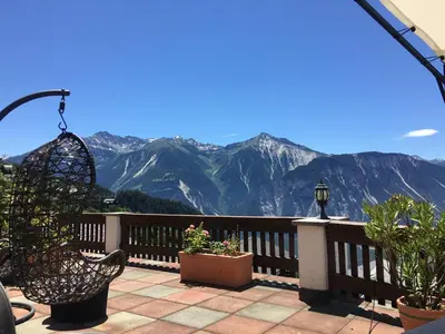 Ein allgemeiner Bergblick oder ein Berglick von des Bed & Breakfasts aus