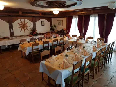 Ein Restaurant oder anderes Speiselokal in der Unterkunft Hotel Central