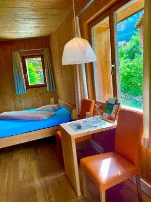 Ein Bett oder Betten in einem Zimmer der Unterkunft BerglandHof Hotel Ernen