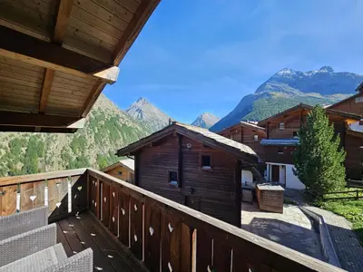 Ein allgemeiner Bergblick oder ein Berglick von des Chalets aus