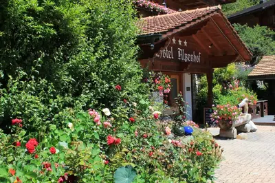 Ein Garten an der Unterkunft Alpenhof