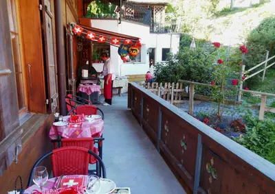 Ein Restaurant oder anderes Speiselokal in der Unterkunft Alpenhof