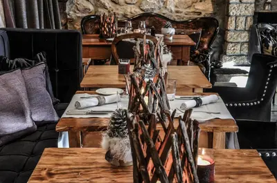 Ein Sitzbereich in der Unterkunft Hôtel Bella Tola & SPA