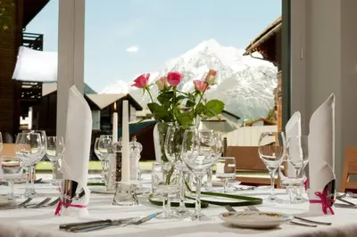 Ein allgemeiner Bergblick oder ein Berglick von des Hotels aus