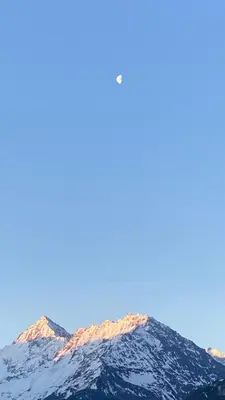 Ein allgemeiner Bergblick oder ein Berglick von des Gasthauses aus