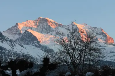 Ein allgemeiner Bergblick oder ein Berglick von des Gasthauses aus