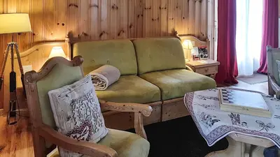 Ein Sitzbereich in der Unterkunft Hotel La Cambuse