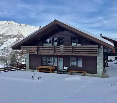 Ein allgemeiner Bergblick oder ein Berglick von der Ferienwohnung aus
