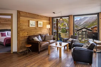 Ein allgemeiner Bergblick oder ein Berglick von des Aparthotels aus