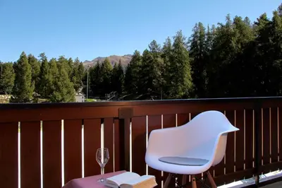 Ein allgemeiner Bergblick oder ein Berglick von des Aparthotels aus