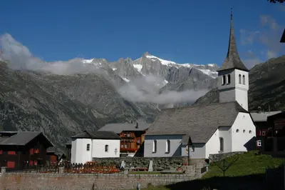 Ein allgemeiner Bergblick oder ein Berglick von des Aparthotels aus