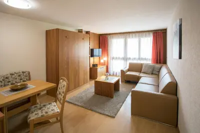 Ein Sitzbereich in der Unterkunft Aparthotel Ambassador