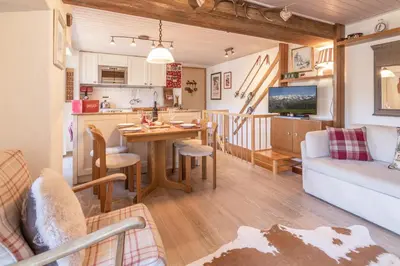 Ein Sitzbereich in der Unterkunft Chalet Schweizerhof 1
