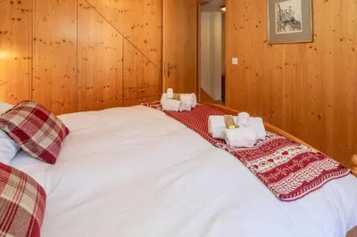 Ein Bett oder Betten in einem Zimmer der Unterkunft Chalet Schweizerhof 1