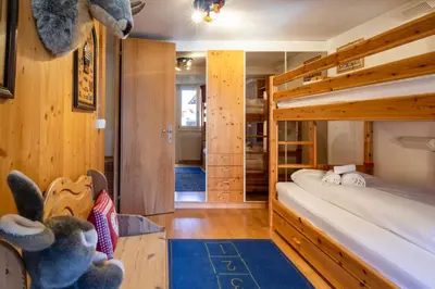 Ein Bett oder Betten in einem Zimmer der Unterkunft Chalet Schweizerhof 1