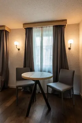 Ein Sitzbereich in der Unterkunft Hotel Maya Caprice