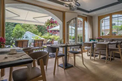 Ein Restaurant oder anderes Speiselokal in der Unterkunft Hotel Eden Wellness