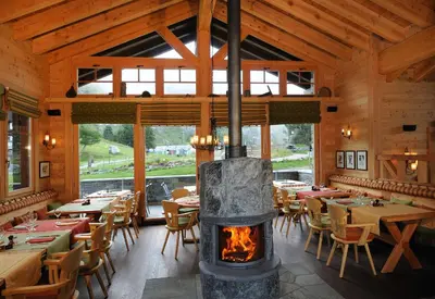 Ein Restaurant oder anderes Speiselokal in der Unterkunft Riffelalp Resort 2222m Ski-in & Ski-out
