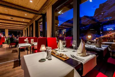Ein Restaurant oder anderes Speiselokal in der Unterkunft Hotel Restaurant Waldhaus
