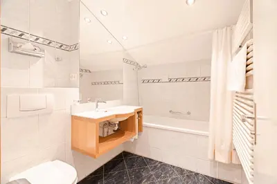 Ein Badezimmer in der Unterkunft Hotel Parnass