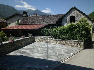 Ein allgemeiner Bergblick oder ein Berglick von des Ferienhauses aus