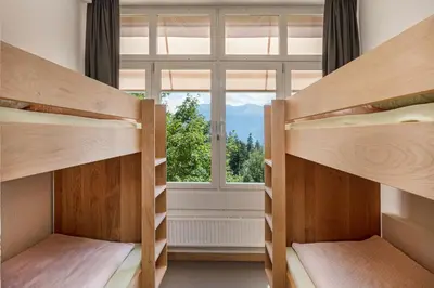 Ein Bett oder Betten in einem Zimmer der Unterkunft Crans-Montana Youth Hostel