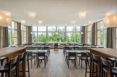 Ein Restaurant oder anderes Speiselokal in der Unterkunft Crans-Montana Youth Hostel