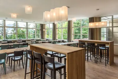Ein Restaurant oder anderes Speiselokal in der Unterkunft Crans-Montana Youth Hostel
