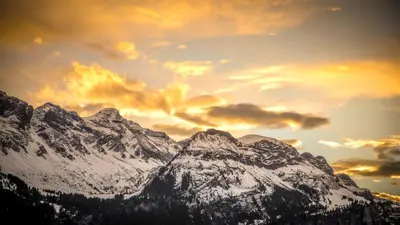 Ein allgemeiner Bergblick oder ein Berglick von des Gasthauses aus