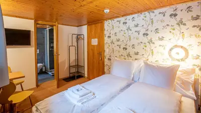Ein Bett oder Betten in einem Zimmer der Unterkunft Gasthaus Brünig Kulm