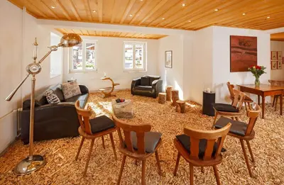 Ein Sitzbereich in der Unterkunft Griesalp Hotels
