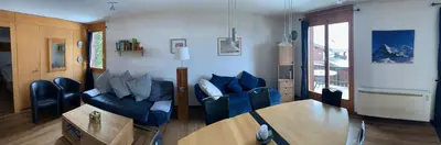 Ein Sitzbereich in der Unterkunft Chrinnengletscher