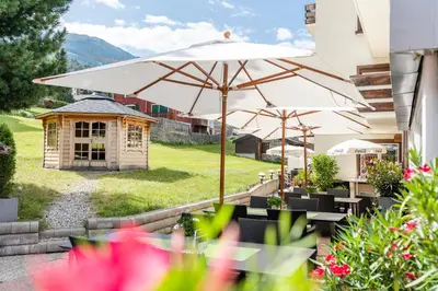 Ein allgemeiner Bergblick oder ein Berglick von des Hotels aus