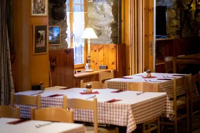 Ein Restaurant oder anderes Speiselokal in der Unterkunft Aiguille de La Tza