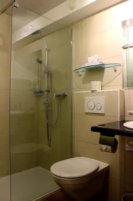 Ein Badezimmer in der Unterkunft Hotel Alpha