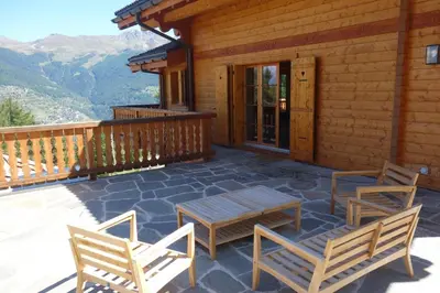 Ein allgemeiner Bergblick oder ein Berglick von des Chalets aus
