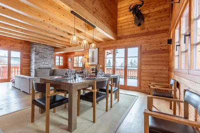 Ein Sitzbereich in der Unterkunft Croix Noires FABULOUS & LUXURY chalet 11 pers by Alpvision Résidences