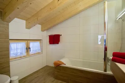 Ein Badezimmer in der Unterkunft Element Chalets Zermatt