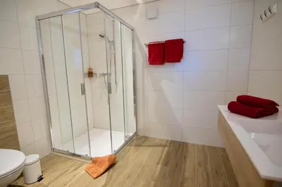 Ein Badezimmer in der Unterkunft Element Chalets Zermatt