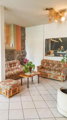 Ein Sitzbereich in der Unterkunft Hôtel les Berges
