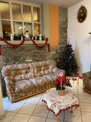 Ein Sitzbereich in der Unterkunft Hôtel les Berges