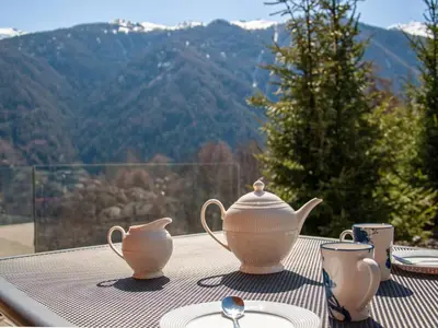 Ein allgemeiner Bergblick oder ein Berglick von des Chalets aus
