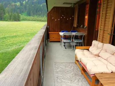 Ein Sitzbereich in der Unterkunft Apartment Chalet Lerchweid Lenk by Interhome