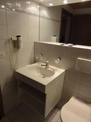 Ein Badezimmer in der Unterkunft Hotel Steinbock Grindelwald