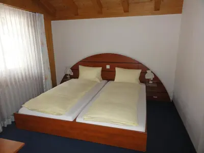 Ein Bett oder Betten in einem Zimmer der Unterkunft Hotel Steinbock Grindelwald