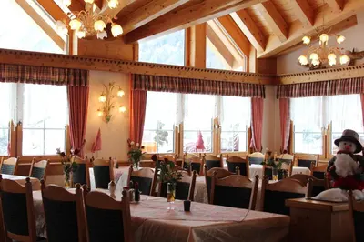 Ein Restaurant oder anderes Speiselokal in der Unterkunft Hotel und Appartments Eden