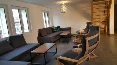 Ein Sitzbereich in der Unterkunft Attika Wohnung Spiez